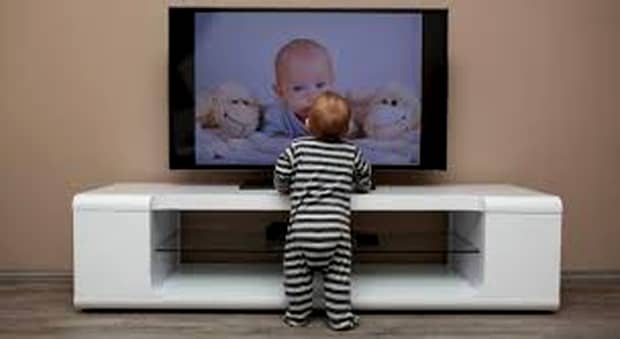 STUDIU: 90% dintre cazurile de autism la copiii de 2-3 ani, declanşate de TELEVIZOR
