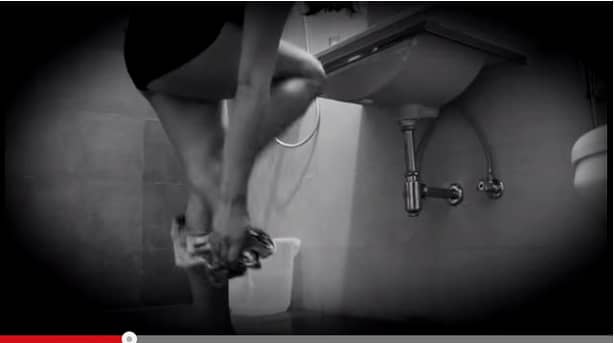 FOTOGRAFIATĂ pe ascuns cînd se dezbrăca la baie! Ce a făcut această femeie cînd a observat camera. Imaginile urmărite de milioane de oameni