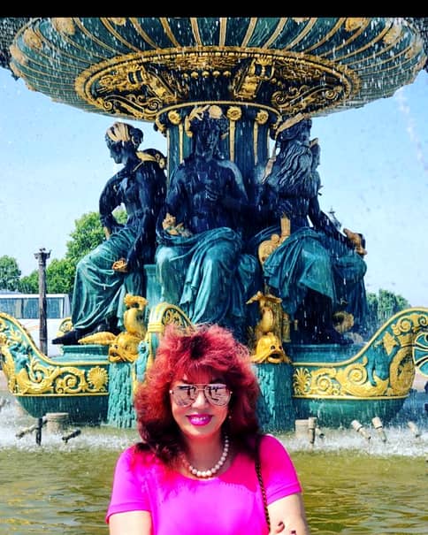 Carmen Harra a mers în vacanță în Paris, unde a vizitat Place de la Concorde, catedrala Notre-Dame, cabaretul Moulin-Rouge și Muzeul Luvru. ”Magia Parisului este coplesitoare”, a fost concluzia clarvăzătoarei care locuiește acum în America.