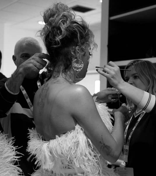 Foto. Rita Ora în lenjerie intimă la machiaj