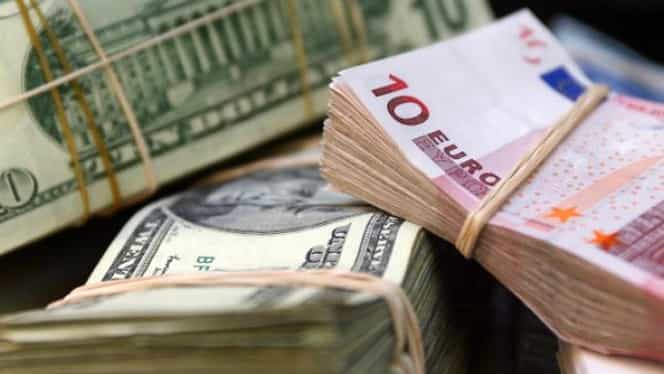 CURS BNR. Euro creşte, dolarul scade uşor