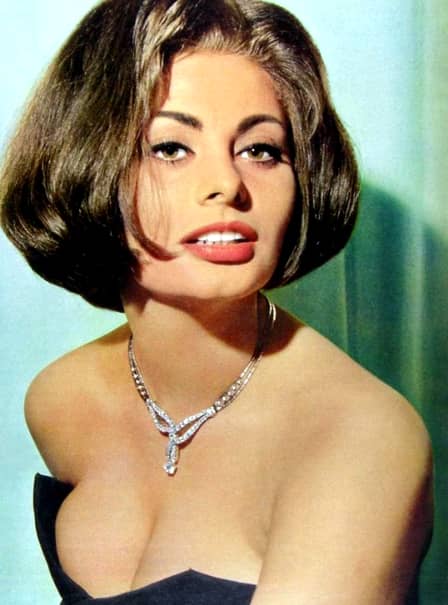 La 84 de ani, Sophia Loren și-a lăsat fanii fără cuvinte când a apărut la ultimul eveniment monden, duminică seară, la Londra. Actrița arată ireproșabil, chiar dacă abia a trecut o lună de când și-a aniversat cea de-a 84-a zi de naștere. Cei care au fost prezenți la Teatrul Aldwych din capitala Marii Britanii nu și-au putut lua ochii de la ea.