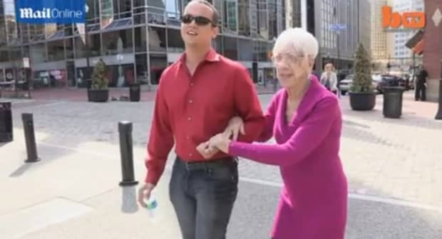 GALERIE FOTO. Cuplul care a uimit o lume întreagă! Are o iubită de 91 de ani şi se mândreşte cu asta!