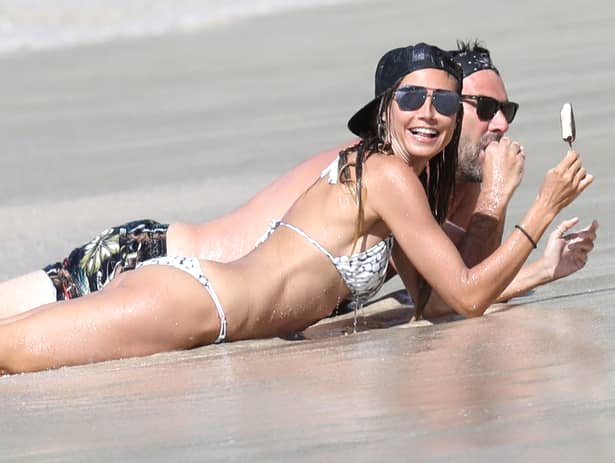 Imagini bombă în showbiz! Diva a fost prinsă de paparazzi cu amantul la mare!  Dar să vezi ce au făcut pe plajă. Gestul e mult prea intim