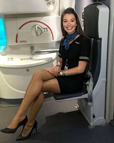 Această stewardesa a vrut să fie sexi! Şi-a făcut un selfie din avion, după ce pasagerii au plecat, şi i-a trimis-o iubitului ei!