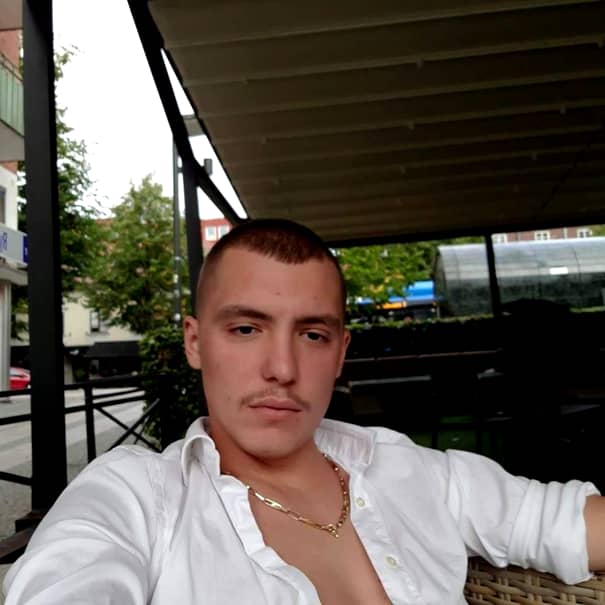 Profilul psihologic al lui Marius Valentin Parfenie, atacatorului de la Brăila. Agresorul din mall se fotografiază la terasă