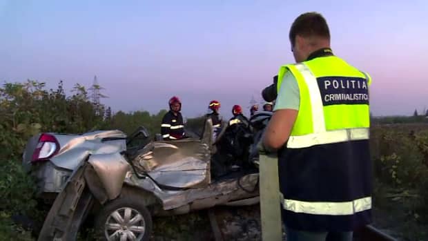 Accident înfiorător în Dâmbovița! O mașină a fost făcută praf de un tren! Doi soți și-au pierdut viața