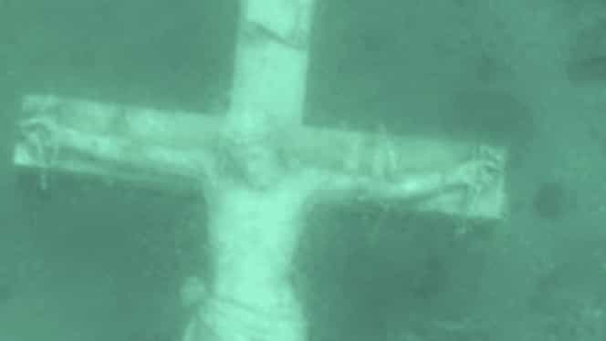 Sute de credincioși s-au strâns să vadă un eveniment rar. O cruce cu Isus a apărut sub apă. VIDEO