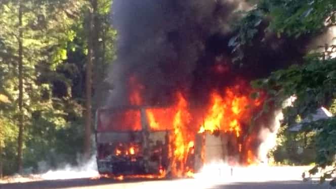 Ultima oră! Un autocar plin cu 50 de pelerini a luat foc în Pasul Gutâi