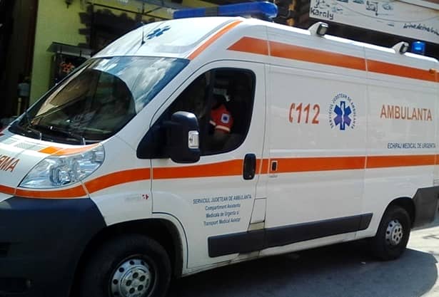 Ambulanţa transportă un bărbat bătut de nevastă din judeţul Botoşani