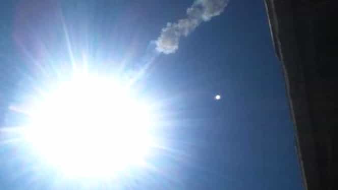 Un meteorit a explodat! Video. Bucăţi de rocă s-au prăbuşit pe pământ! Totul a fost filmat