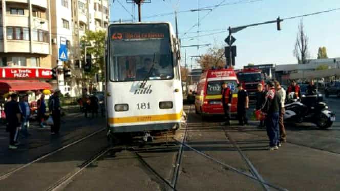 Accident teribil în Bucureşti! Tânără de 37 de ani prinsă sub roțile unui tramvai