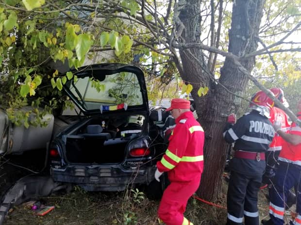 Accident grav în Caraș Severin! Trei persoane au fost transportate de urgență la spital