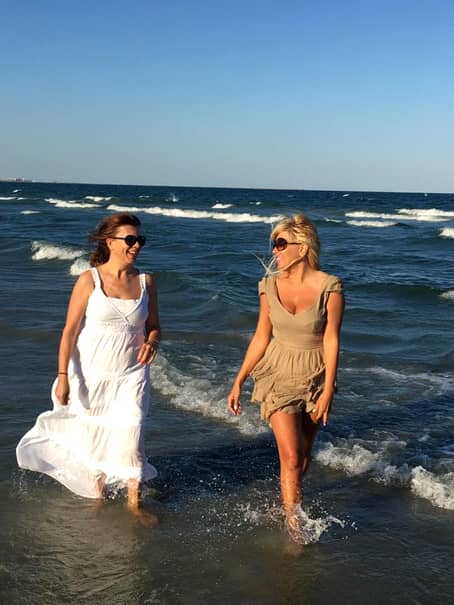 Elena Udrea, gravidă la plajă! Cine îi este alături!