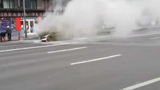 Trafic deviat în Capitală! O mașină a luat foc, la Piața Romană