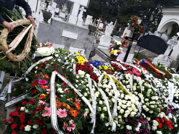 ”Nu mai veniți cu coroane de flori la înmormântări”. Preoții români vor să revoluționeze un obicei vechi de 2.000 de ani!