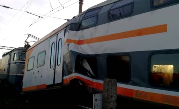 Două trenuri s-au ciocnit în România, în gara din Ploiești. Există 11 victime. Reacții de la directorul CFR Călători și Raed Arafat – UPDATE VIDEO