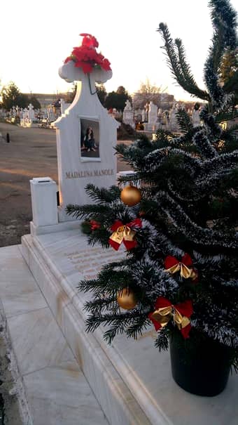 La mormântul Mădălinei Manole, în cimitirul din Ploiești, a apărut un brăduț împodobit
