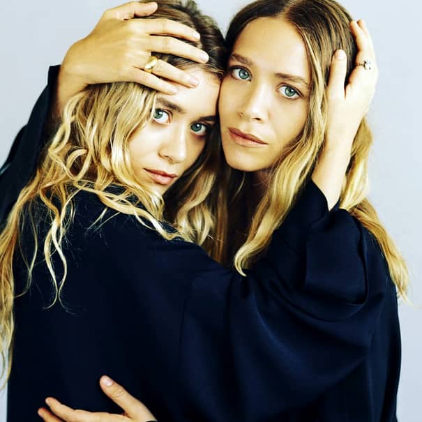 Gemenele Olsen, complet schimbate la vârsta de 32 de ani. Mary-Kate și Ashley s-au pozat împreună la un eveniment – GALERIE FOTO