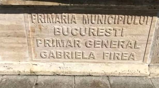 Numele primarului, Gabriela Firea, gravat pe fântânile arteziene din Piața Unirii