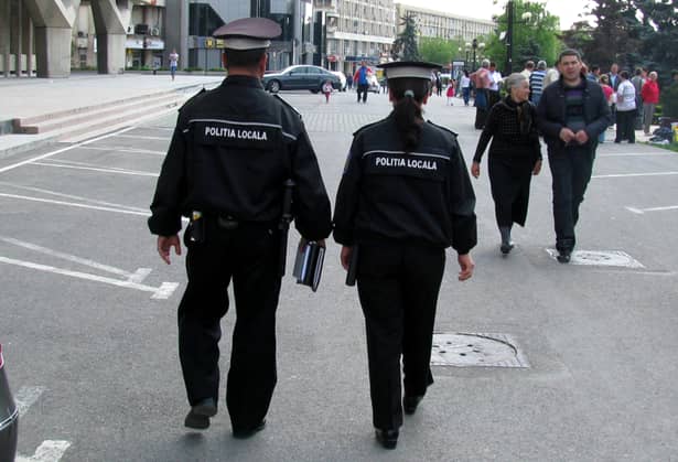 Polițiștii au amendat o mamă din Pitești care căuta haine pentru copii! Câți bani a trebuit să dea