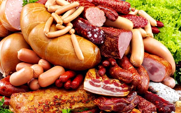 Mezelurile ieftine sunt cele mai toxice alimente, potrivit Realitatea.net. Pe ambalajul multora dintre acestea există o listă de aproximativ 20 de ingrediente, unde poți observa cu stupoare că doar unul dintre acestea este carne.