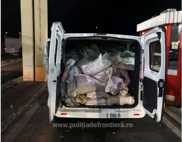 Un sârb a fost prins de poliția de frontieră cu 750 de kg de cannabis! Toată marfa era ascunsă în saci de rafie. Foto + Video