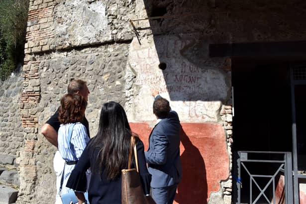 Klaus Iohannis și soția sa, Carmen, au vizitat Pompeii. Cum s-a îmbrăcat Prima Doamnă