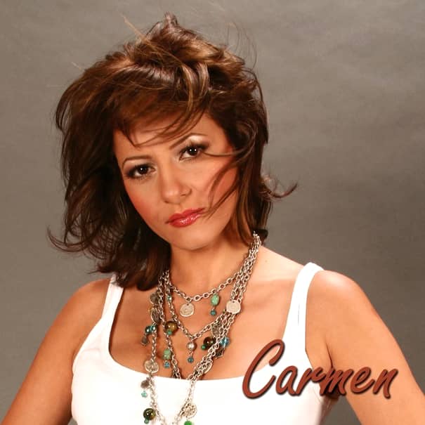La vârsta de 43 de ani, Carmen Trandafir arată în continuare la fel de bine. Cântăreţa pare că nu a îmbătrânit deloc, cu toate că susţine că nu respectă un regim special.