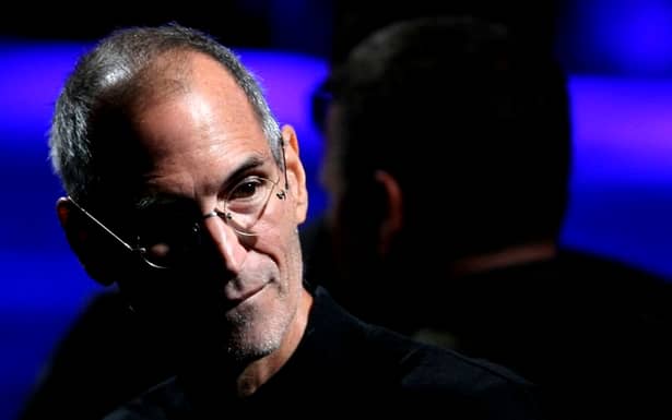 Steve Jobs, fondatorul Apple, ar fi împlinit astăzi 64 de ani. Cum l-au comemorat angajații