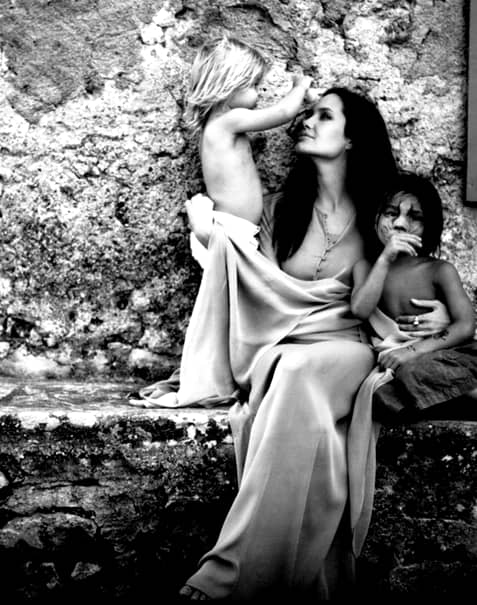 GALERIE FOTO. Fotografii intime cu Angelina, surprinse de Brad Pitt: din culisele vieţii lor