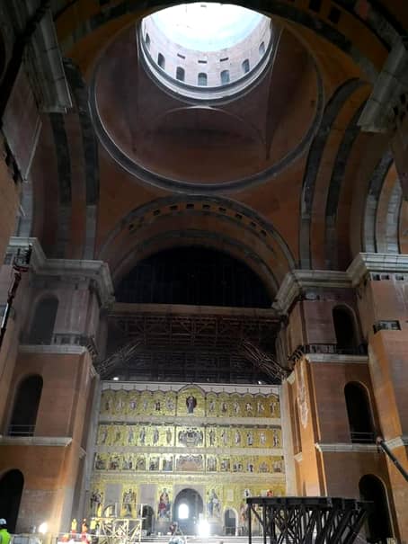 Aşa arată în interior Catedrala Mântuirii Neamului. Fotografie cu altarul