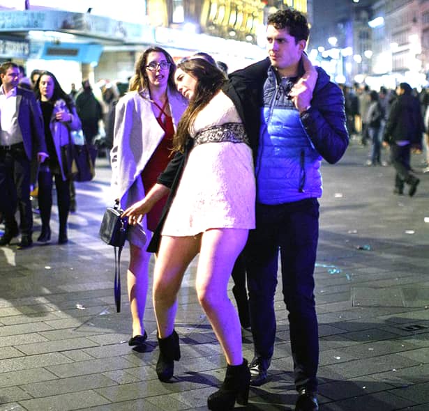 Aceste fete s-au îmbătat de Valentine’s Day şi au făcut prăpăd în centrul oraşului! Imagini interzise devenite virale