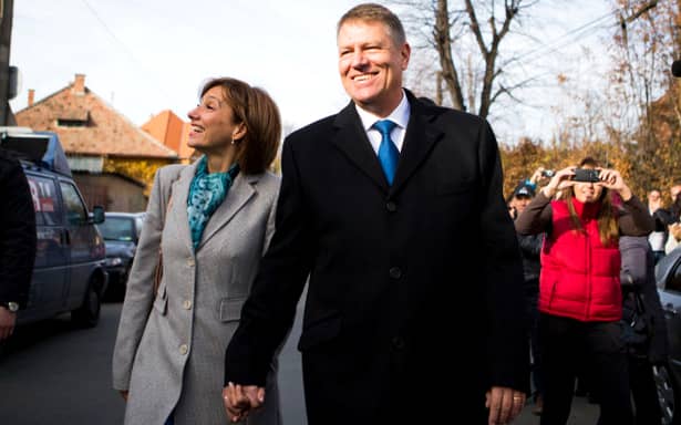 Klaus IOHANNIS şi soţia lui, CRITICAŢI pentru că au postat ACESTE FOTOGRAFII pe FACEBOOK! Vezi imaginile cu preşedintele ROM NIEI DESFIINŢATE pe internet