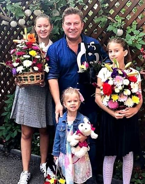 Pavel Bartoș se poate mândri cu cele trei fete care îi seamănâ foarte tare. Acestea pozează lângă frumusețile lui care încep noul an școlar