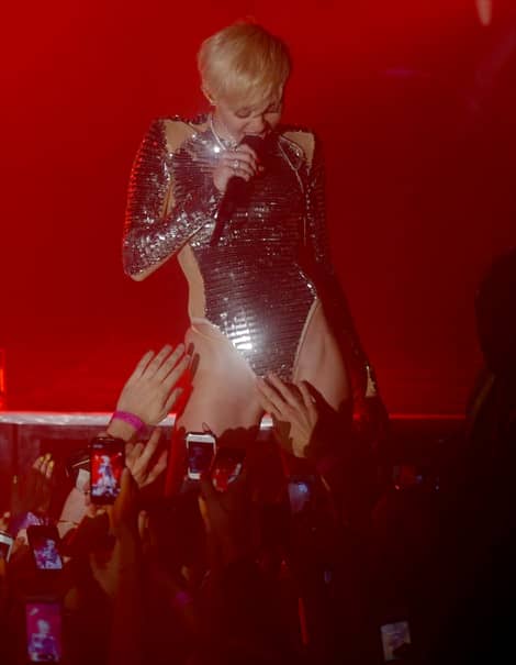 Scene desprinse din filmele XXX! Miley Cyrus s-a dezbrăcat şi s-a lăsat PIPĂITĂ de fani
