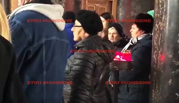 Imagini de la priveghiul Cristinei Țopescu. Trupul neînsuflețit al jurnalistei, depus la Capela Cimitirului Bellu. Cenușa va fi aruncată undeva în București