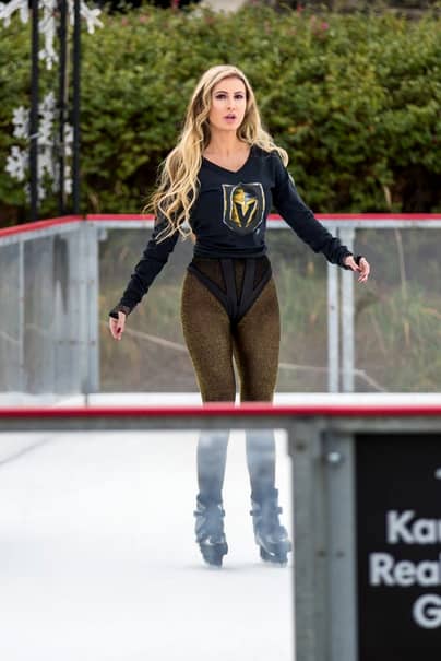 Imagini interzise cardiacilor! Cum a venit îmbrăcată această blondă la patinoar!