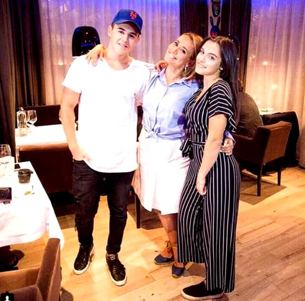 Mario Fresh impreuna cu Alexia Eram si mama ei, Andreea Esca. Tanarul a promovat la limită Bacalaureatul!