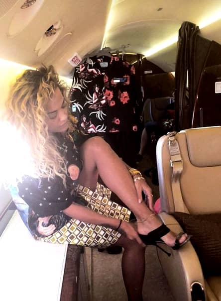 Foto. Rita Ora în lenjerie intimă la machiaj