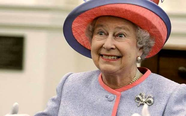 De ce Regina Elisabeta a II-a a Marii Britanii are bani doar o dată pe săptămână în celebra ei poşetă! GALERIE FOTO