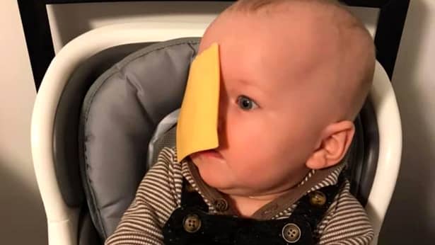 Noua provocare - părinții aruncă felii de brânză în copiii lor