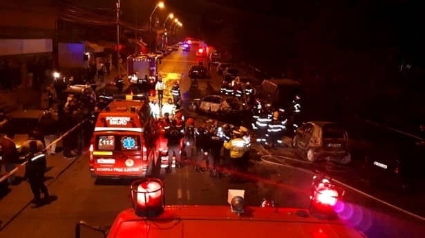 Galerie Foto! Accident grav în Bucureşti! Un om a murit, iar patru maşini au fost făcute scrum