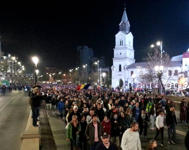 GALERIE FOTO. 35.000 de protestatari în Capitală. Numărul din întreaga ţară: 70.000! Şi DIASPORA a ieşit în stradă