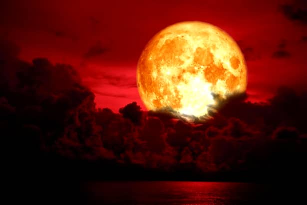Imagini inedite cu eclipsa totală de Lună plină sângerie
