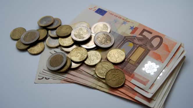 EURO creşte! Cît va fi cursul în următoarele 12 luni