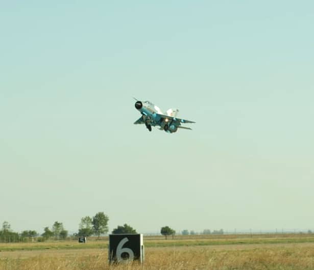 Aeronava pilotată de locotenent-comandorul Florin Rotaru s-a prăbuşit sâmbătă, 7 iulie, în jurul orei 13.30, după un zbor executat în cadrul unui miting aerian organizat la Baza 86 Aeriană.
