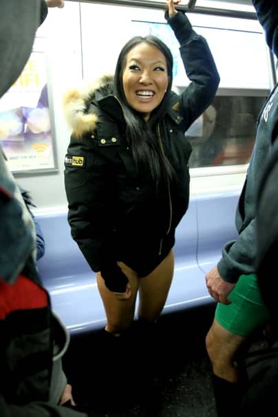 Această brunetă s-a dezbrăcat în metrou! Călătorii i-au făcut poze