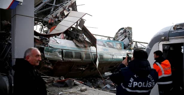 Grav accident feroviar în Turcia. Zeci de vicitime, după ciocnirea a două trenuri FOTO+VIDEO