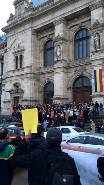Magistrații din București protestează în fața Palatului de Justiție împotriva OUG 7! FOTO și VIDEO